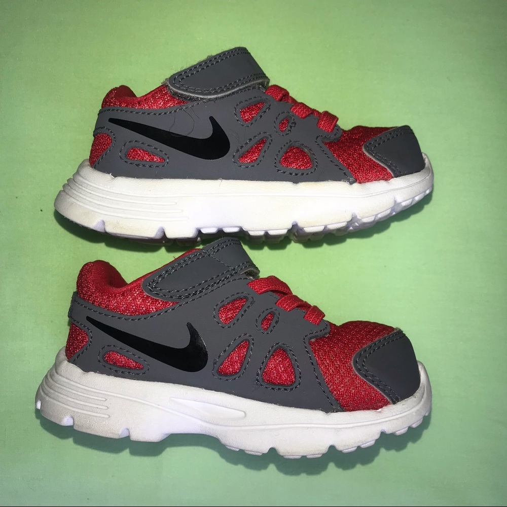 Red and grey Nike baby sneakers size 5c (0522)